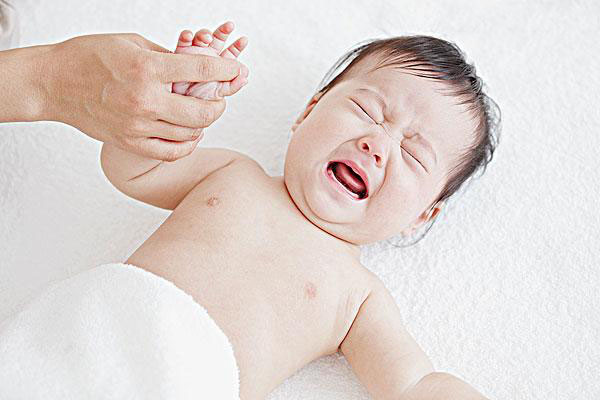 嬰兒大便有泡沫怎么辦 揭嬰兒大便的七種異狀