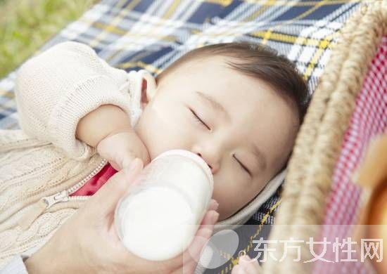 沖奶粉的最佳水溫是多少 怎樣沖調(diào)奶粉才正確