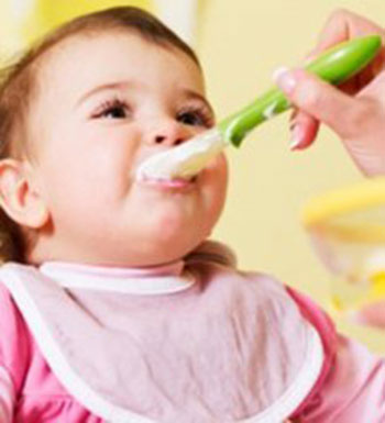 奶奶給娃喂飯喂成胃出血 大人喂食小孩需小心