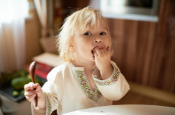 嬰兒多大可以添加輔食 添加輔食必須知道的事兒