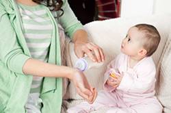 沖奶粉的最佳水溫是多少 怎樣沖調(diào)奶粉才正確