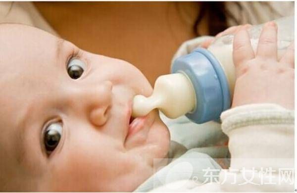 沖奶粉的最佳水溫是多少 怎樣沖調(diào)奶粉才正確