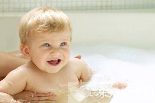 洗澡時(shí)的6種游戲有助于寶寶智力開(kāi)發(fā)