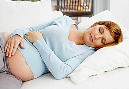 孕婦睡姿關(guān)系胎兒發(fā)育 快來學習孕婦的正確睡姿