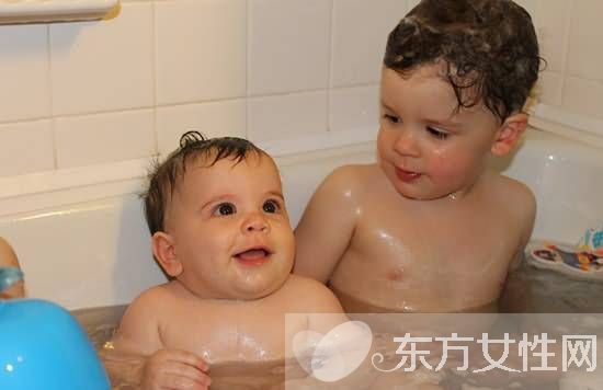 洗澡時(shí)的6種游戲有助于寶寶智力開(kāi)發(fā)