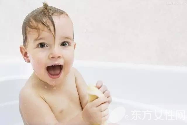洗澡時(shí)的6種游戲有助于寶寶智力開(kāi)發(fā)