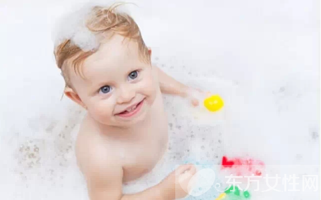洗澡時(shí)的6種游戲有助于寶寶智力開(kāi)發(fā)
