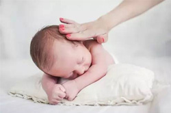 嬰兒什么時候用枕頭 專家稱沒必要馬上給枕頭