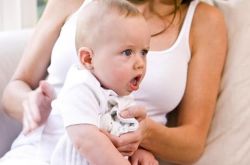 寶寶吃奶打嗝怎么辦 寶寶為什么老打嗝呢