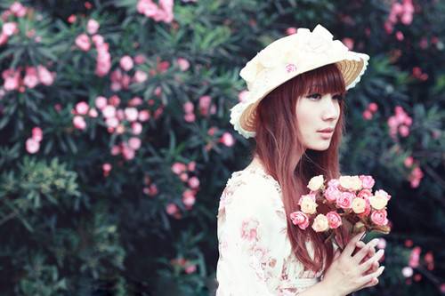 女性蹺二郎腿需注意 易引發(fā)痛經(jīng)加重