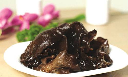 女性蹺二郎腿需注意 易引發(fā)痛經(jīng)加重