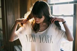 女性蹺二郎腿需注意 易引發(fā)痛經(jīng)加重