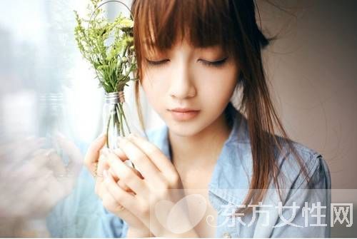 月經(jīng)有血塊是怎么回事 經(jīng)期有血塊居然會(huì)造成不孕