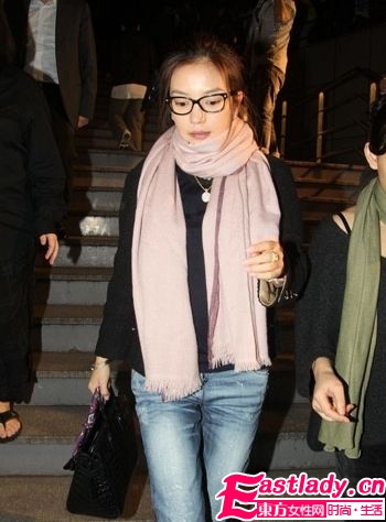 Miu Miu 2011系列手袋單搭肩挎背造型低調(diào)隨意