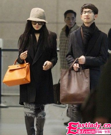 Miu Miu 2011系列手袋單搭肩挎背造型低調(diào)隨意