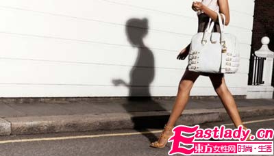 Jimmy Choo 2011早春鞋履提前推出               性感撩人美腿秀出來(lái)