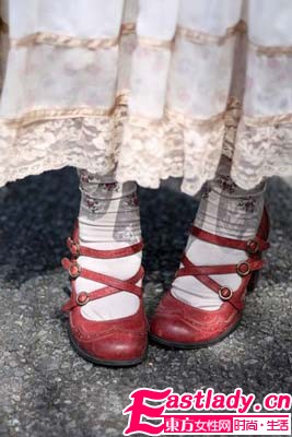 襪子低調(diào)鞋子當主角   五彩斑斕的腿部時尚