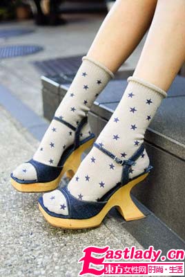 襪子低調(diào)鞋子當(dāng)主角   五彩斑斕的腿部時(shí)尚
