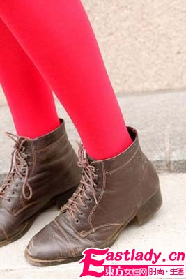 襪子低調(diào)鞋子當主角   五彩斑斕的腿部時尚