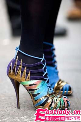 襪子低調(diào)鞋子當(dāng)主角   五彩斑斕的腿部時(shí)尚