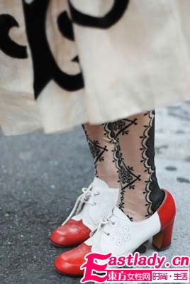 襪子低調(diào)鞋子當(dāng)主角   五彩斑斕的腿部時(shí)尚