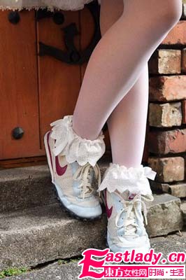 襪子低調鞋子當主角   五彩斑斕的腿部時尚