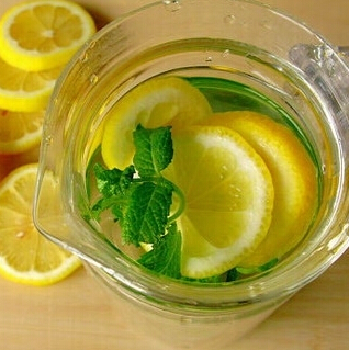 檸檬片泡水減肥法 什么時(shí)候喝檸檬水最好