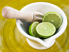 檸檬片泡水的功效 檸檬蜂蜜水排毒養(yǎng)顏