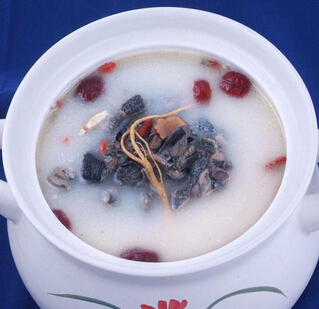 何首烏功效調(diào)養(yǎng)肝腎 燉烏雞生津止渴