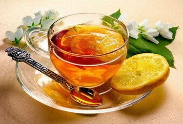 檸檬片泡水的功效 檸檬蜂蜜水排毒養(yǎng)顏