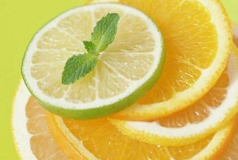 檸檬片泡水的功效 檸檬蜂蜜水排毒養(yǎng)顏