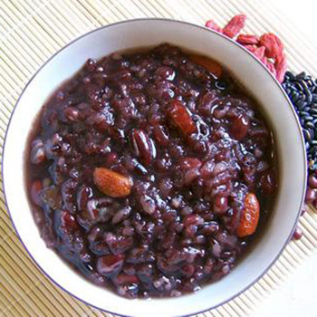 如何補(bǔ)中益氣 補(bǔ)中益氣黑米黨參粥烹飪法