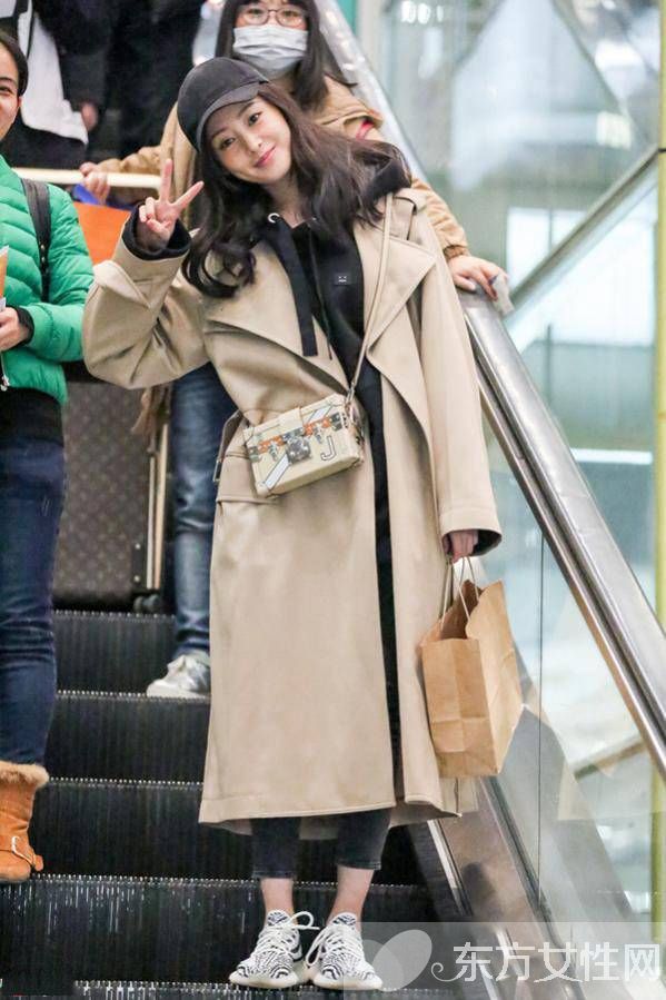卡其色風(fēng)衣3月來“叫春” 劉亦菲敞開穿氣場足