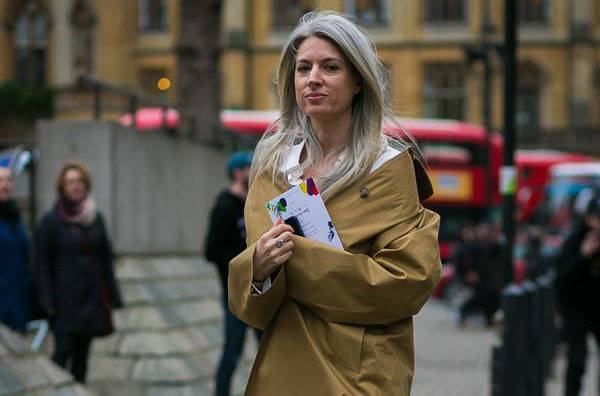 卡其色風(fēng)衣3月來“叫春” 劉亦菲敞開穿氣場(chǎng)足