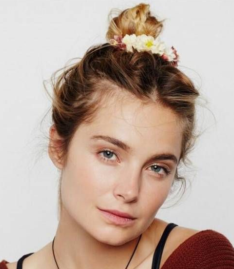 快用別致的發(fā)飾給你的丸子頭變變樣