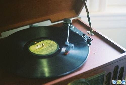 關于思念一個人的圖片說說 他藏在風里藏在雨里藏在剛剛劃過的閃電和雷鳴里3