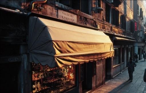 關(guān)于人生成長的經(jīng)典哲理句子 一生那么短再拘謹(jǐn)幾下就真的過去了1