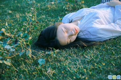 那些和青春夏天有關(guān)的唯美簡(jiǎn)單小清新圖片句子 陽(yáng)光傾落風(fēng)雨都不舍14