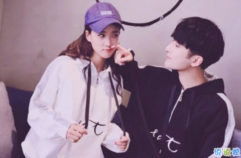 很甜的愛情說說配圖：小學(xué)時，想和喜歡的人同桌；初中時，想和喜歡的人同班3