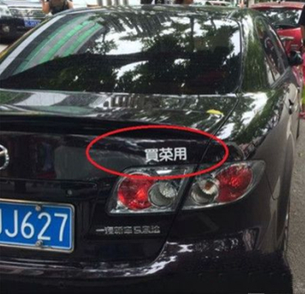 微信說說帶圖片：這個世界，看你二的人很多，陪你二的人很少8