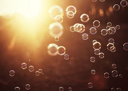 好看的說(shuō)說(shuō)配圖：舊城里沒(méi)有陽(yáng)光，你和我一個(gè)夢(mèng)長(zhǎng)得好像