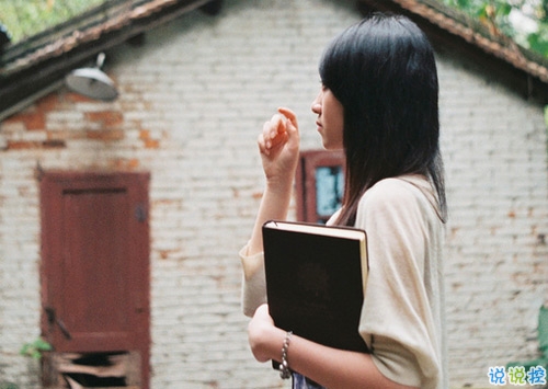 關(guān)于愛情簡單精辟的一句話說說帶圖片 我和世界只差一個(gè)你14