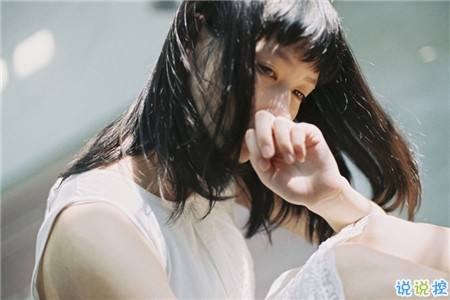 關于青春年華浪漫唯美的愛情句子 年少的笑漾著微光4