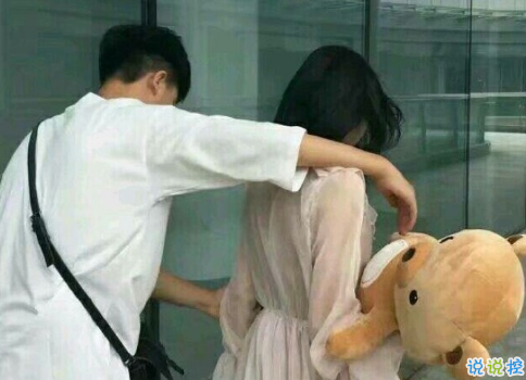 很甜的愛情說說配圖：小學(xué)時，想和喜歡的人同桌；初中時，想和喜歡的人同班1