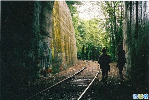 唯美簡(jiǎn)單的英文說(shuō)說(shuō)帶圖片 世人萬(wàn)千種浮云莫去求9