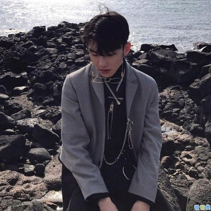 文字控說說短句圖片精選：還是很想跑很遠(yuǎn)的路，去看一個(gè)很愛的人13