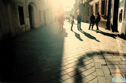 唯美簡(jiǎn)單的英文說(shuō)說(shuō)帶圖片 世人萬(wàn)千種浮云莫去求6