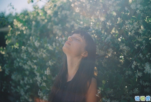 一個(gè)人有些孤獨(dú)的簡(jiǎn)單圖片說說 用一生時(shí)間與你話別3