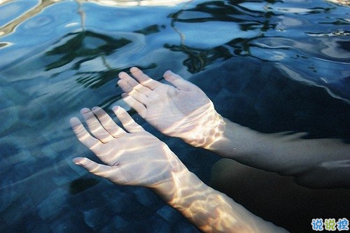 關于思念一個人的圖片說說 他藏在風里藏在雨里藏在剛剛劃過的閃電和雷鳴里11