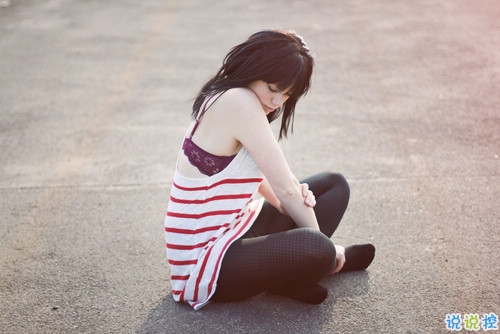 讀起來讓人心痛的情感句子帶圖片 最痛苦的不是不曾擁有而是差一點(diǎn)就可以。4